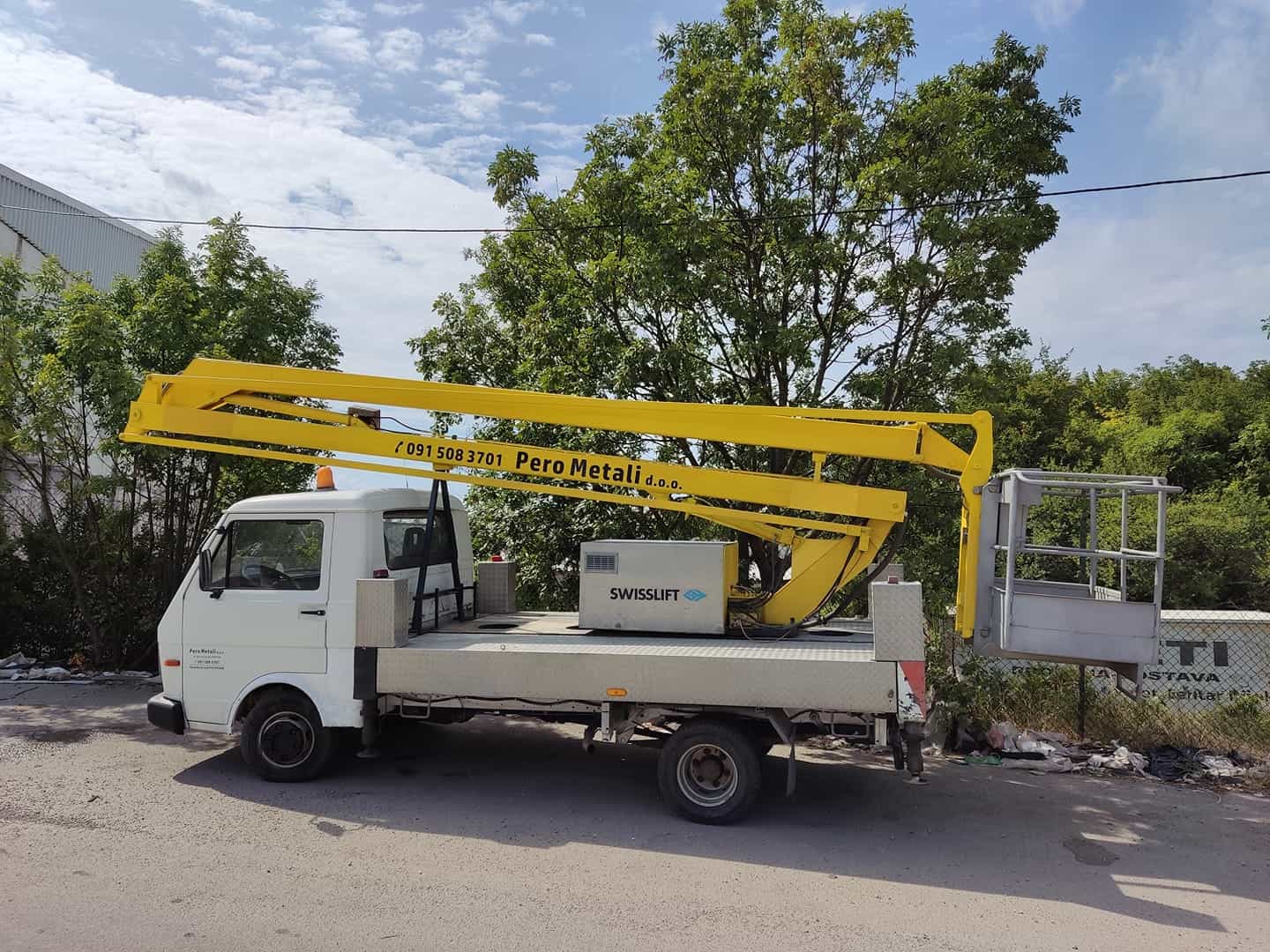 Kamion s radnom košarom za montažu i ugradnju metalnih konstrukcija – Pero Metali